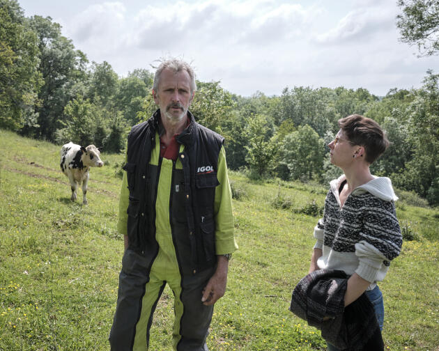 Patrick Levrard, agriculteur, et sa fille Marine, membre de l’Association française des arbres et haies champêtres, au Bô (Calvados), le 28 mai 2023.