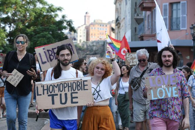 La gente marcha con banderas y pancartas durante la primera Marcha del Orgullo organizada en Córcega, en Bastia, el 17 de junio de 2023. 