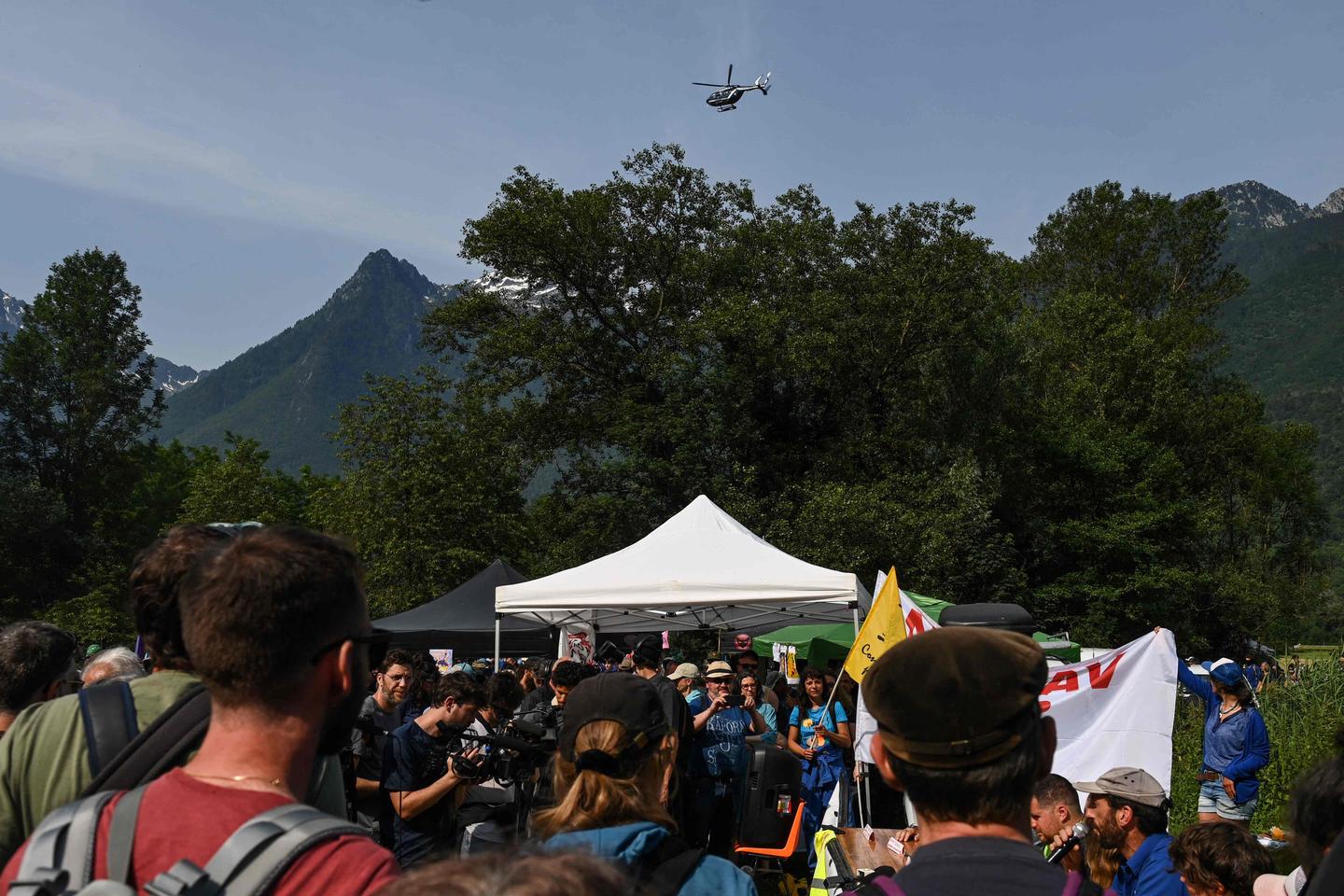 los opositores al rally de la línea ferroviaria de alta velocidad a pesar de la prohibición