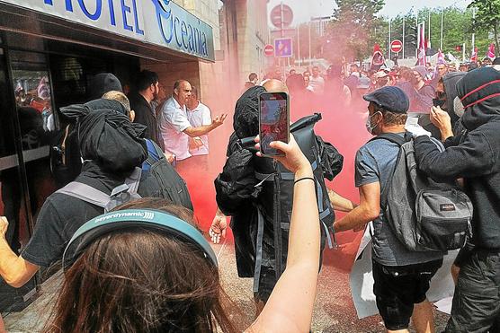 Tensiones frente al hotel Océania, en Brest, durante un mitin de protesta contra la llegada de Eric Zemmour para una sesión de firmas, el 17 de junio de 2023.