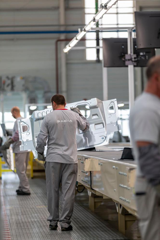 En el taller de estampación de la planta de Dacia en Mioveni (Rumanía), 16 de junio de 2023. 