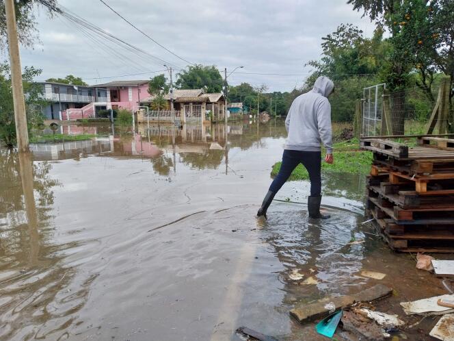 Un hombre camina por una calle inundada en la ciudad de Novo Hamburgo, en el estado de Rio Grande do Sul, luego de que un ciclón extratropical azotara el sur de Brasil el 17 de junio de 2023.