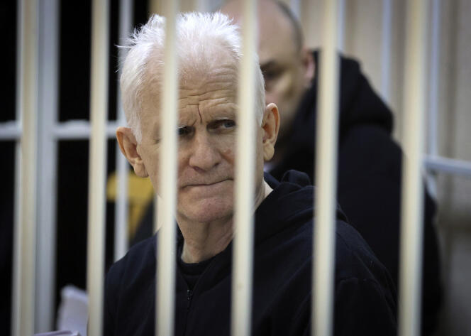 Ales Bialiatski, presidente de la ONG Viasna, durante su juicio, en Minsk, el 5 de enero de 2023.
