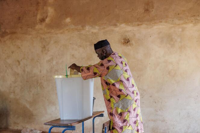 Dans un bureau de vote, à Bamako (Mali), le 18 juin 2023.