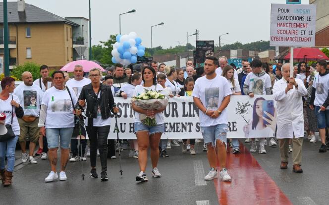 Los familiares de Lindsay, incluida su madre, en el centro, encabezan la marcha organizada en su memoria en silencio, en Vendin-le-Vieil (Pas-de-Calais), el 18 de junio de 2023.