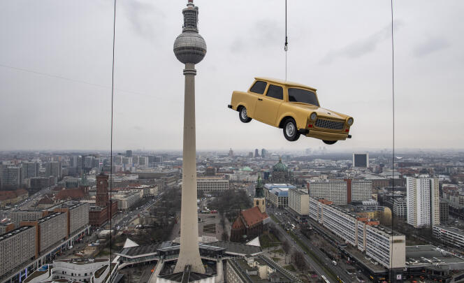 Am 3. März 2020 hängt für eine Werbekampagne für einen Vergnügungspark ein riesiges Modell des ostdeutschen Trabant-Autos über der Berliner Skyline.