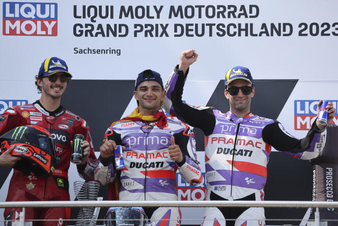 El español Jorge Martin, entre el italiano Francesco Bagnaia (izquierda) y el francés Johann Zarco (derecha), en el Gran Premio de Alemania, en Hohenstein-Ernstthal, el 18 de junio de 2023.