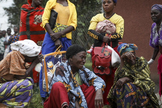 Los familiares de las víctimas esperan fuera de la morgue en el hospital de Bwera en Uganda el 18 de junio de 2023.