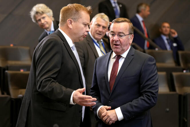 El ministro de Defensa de Finlandia, Antti Kaikkonen, y el ministro de Defensa de Alemania, Boris Pistorius, durante una reunión del Consejo del Atlántico Norte en la sede de la OTAN en Bruselas el 16 de junio de 2023. 