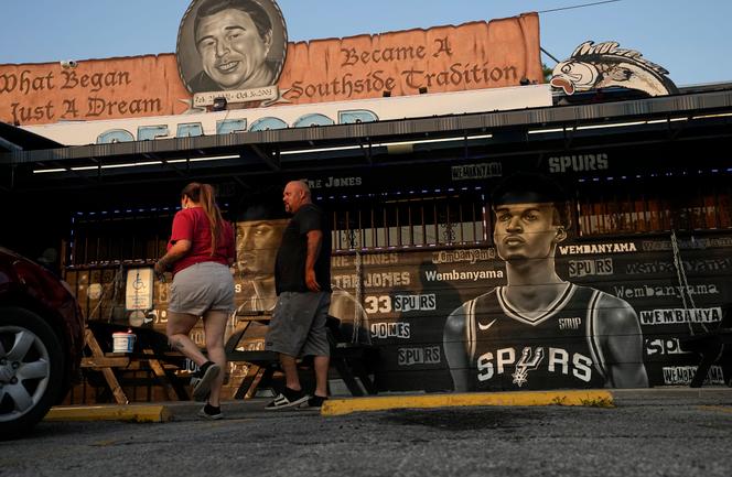Un mural de Victor Wambanyama afuera de un restaurante en San Antonio, Texas.  15 de junio de 2023.