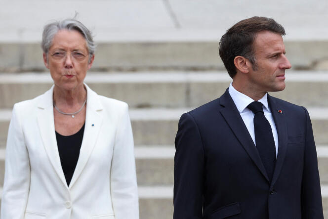 La primera ministra, Elisabeth Borne, y Emmanuel Macron, durante la conmemoración del llamamiento del 18 de junio, en el memorial de Mont-Valérien, en Suresnes (Hauts-de-Seine), el 18 de junio de 2023.