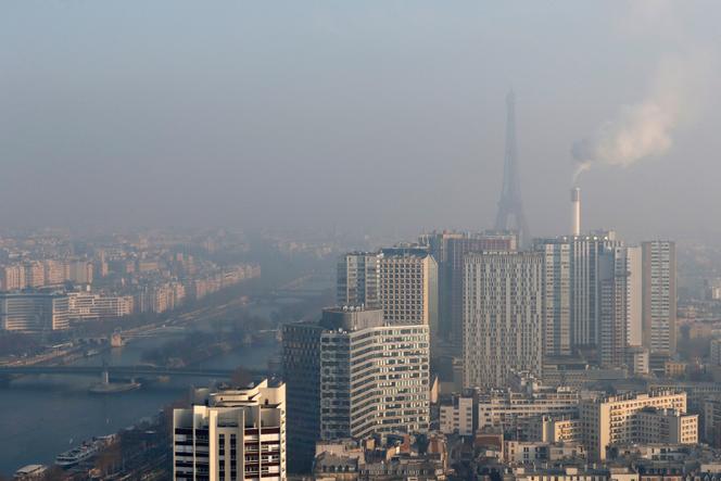 Le ciel parisien vu depuis le ballon de contrôle AirParif Generali, le 23 janvier 2017. 