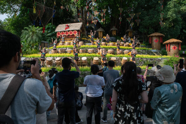 Shenzhen,June 2nd 2023
Des danseurs au Parc des Minorités (“Villages des Cultures Folkloriques”) pendant une performance représentant la minorité Hani. Gilles Sabrie pour Le Monde