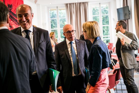 El presidente del partido Les Républicains, Eric Ciotti, el diputado por Orne Véronique Louwagie, y el líder de los diputados de LR, Olivier Marleix, discuten después de la reunión del grupo en la Asamblea, el 6 de junio de 2023.