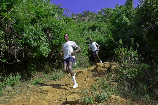 Kevin Kibet et Silas Kiprotich, deux coureurs de trail, s’entraînent à Iten, au Kenya, le 14 juin 2023