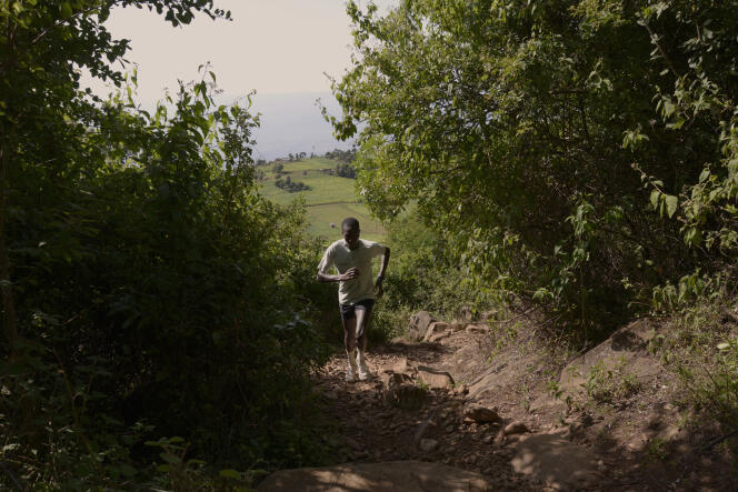 Kevin Kibet, 20 ans, prépare sa première course de trail professionnelle, à Iten, au Kenya, le 14 juin 2023