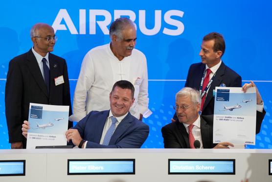 Pieter Elbers, CEO de IndiGo (abajo a la izquierda), Christian Scherer, Director Comercial y Director Internacional de Airbus (abajo a la derecha) y, de izquierda a derecha, MM. Venkataramani Sumantran, Rahul Bhatia, de IndiGo, y Guillaume Faury, CEO de Airbus, en Le Bourget (Seine-Saint-Denis), 19 de junio de 2023.