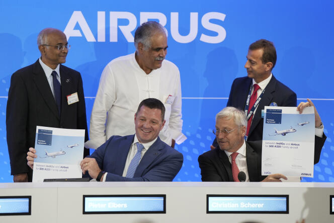 Pieter Elbers, CEO de IndiGo (abajo a la izquierda), Christian Scherer, Director Comercial y Director Internacional de Airbus (abajo a la derecha) y, de izquierda a derecha, MM.  Venkataramani Sumantran, Rahul Bhatia, de IndiGo, y Guillaume Faury, CEO de Airbus, en Le Bourget (Seine-Saint-Denis), 19 de junio de 2023.
