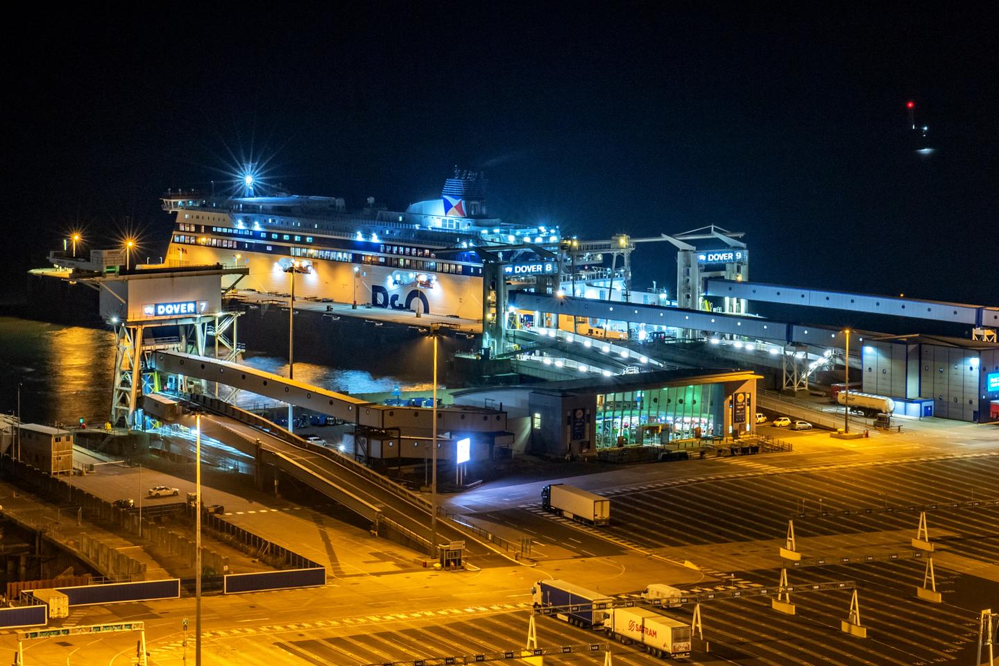 Diecisiete semanas en el mar sin descanso por un salario de 5,50 euros la hora… Dumping social en los enlaces transcanales