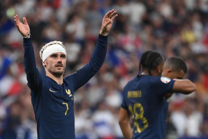 The attacker of the team of France Antoine Griezmann célèbre la victoire des Bleus face à la Grèce lors du match des qualifiers de l'Euro 2024, worlds 19 June, au Stade de France, à Saint-Denis.