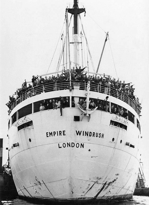Le navire « Empire Windrush », qui transportait près de 500 immigrés caribéens, lors de son arrivée au port de Tilbury, à l’est de Londres, le 22 juin 1948.
