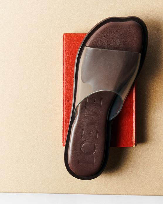 Chanclas Petal, en piel de becerro y PVC, Loewe, 780 €.