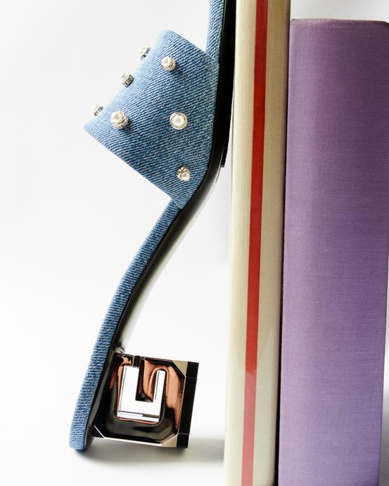 Mules con tacón 4G, en denim y perlas, Givenchy, 795 €.