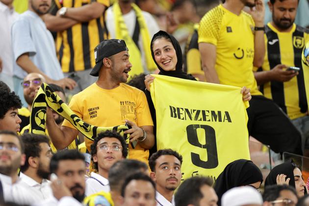 Des supporteurs du club Al-Ittihad venus accueillir la nouvelle recrue Karim Benzema, à Djedda (Arabie saoudite), le 8 juin 2023.