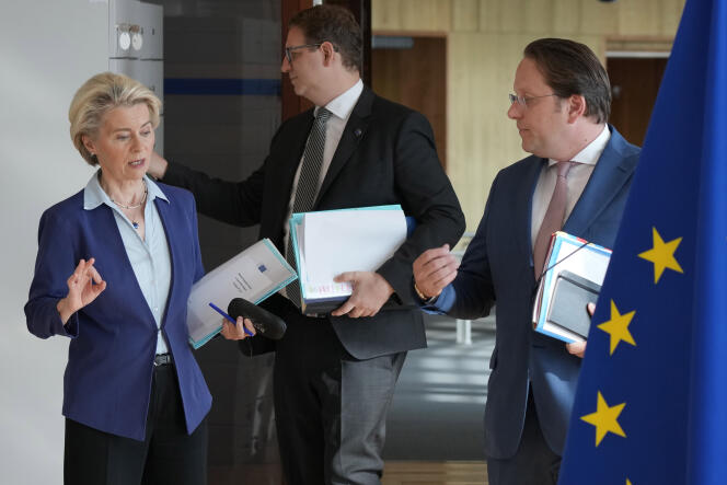 European Commission President Ursula von der Leyen and European Commissioner for Enlargement and European Neighborhood Policy (right) in Brussels on June 20, 2023. 