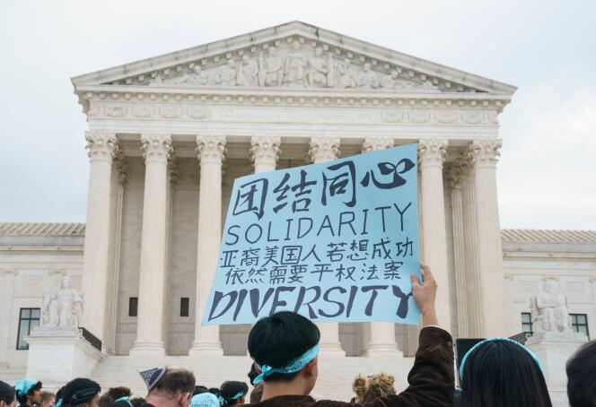 Una protesta frente a la Corte Suprema de los Estados Unidos durante un juicio universitario de acción afirmativa en Washington el 31 de octubre de 2022.