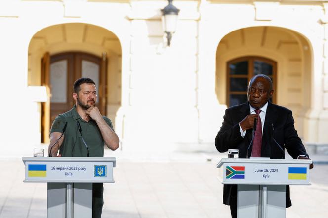 Le président ukrainien Volodymyr Zelensky et le président sud-africain Cyril Ramaphosa à Kiev le 16 juin 2023.