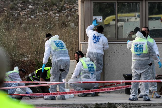 Expertos forenses despedidos inspeccionan la escena de un ataque cerca del asentamiento judío de Eli en el norte de Cisjordania ocupada el 20 de junio de 2023. 