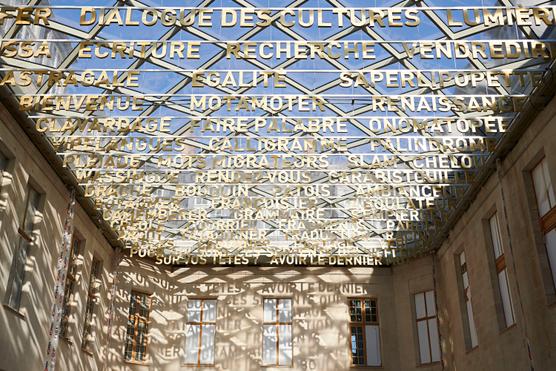 El cielo léxico, en el techo de cristal de la cancha de tenis, en el castillo de Villers-Cotterêts (Aisne).