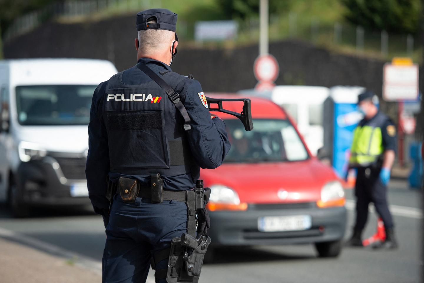Días libres contra inmigrantes detenidos, el mercado ofrecido a sus hombres por un policía