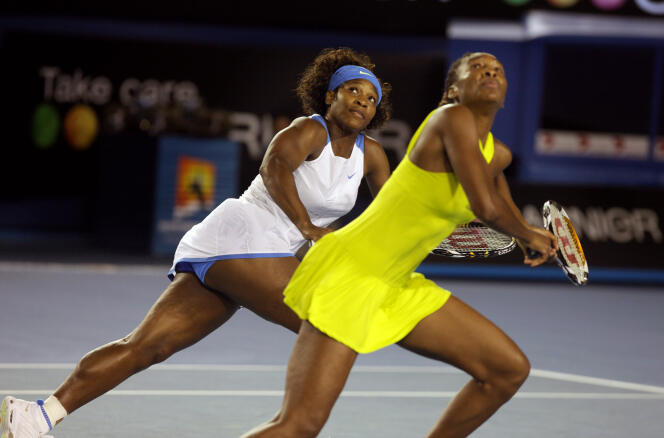 Venus (derecha) y Serena (izquierda) Williams ganan la final de dobles femeninos en el Abierto de Australia en 2009.
