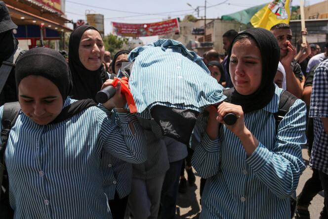 El miércoles 21 de junio, estudiantes palestinos cargan el cuerpo de Sadil Naghnaghiya, una niña de 15 años muerta durante una incursión del ejército israelí el 19 de junio en Jenin.