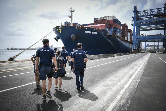 Los inspectores de aduanas franceses se preparan para revisar un buque portacontenedores en el puerto comercial de Fort-de-France, Martinica, el 16 de junio de 2022.