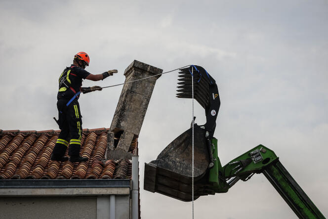 Un bombero desmantela una chimenea en el techo de una casa en Cram-Chaban (Charente-Maritime), el 17 de junio de 2023, un día después de que un fuerte terremoto azotara el oeste de Francia.
