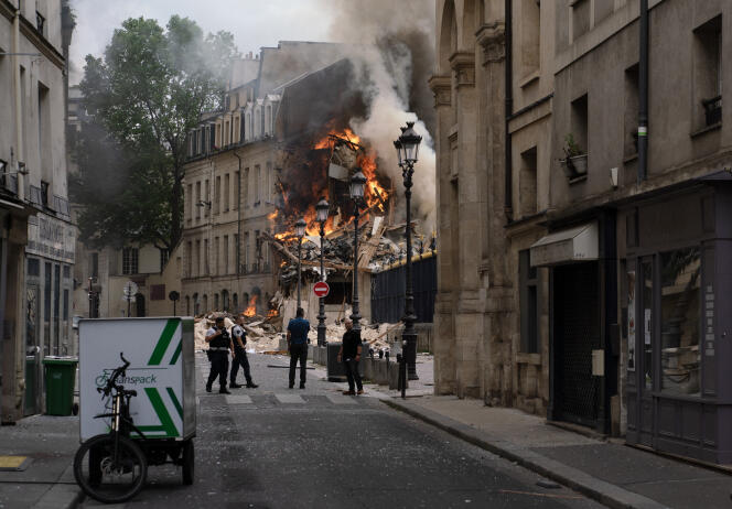 El humo se eleva de los escombros del edificio que se derrumbó tras una fuerte explosión, en el distrito 5 de París, el 21 de junio de 2023.
