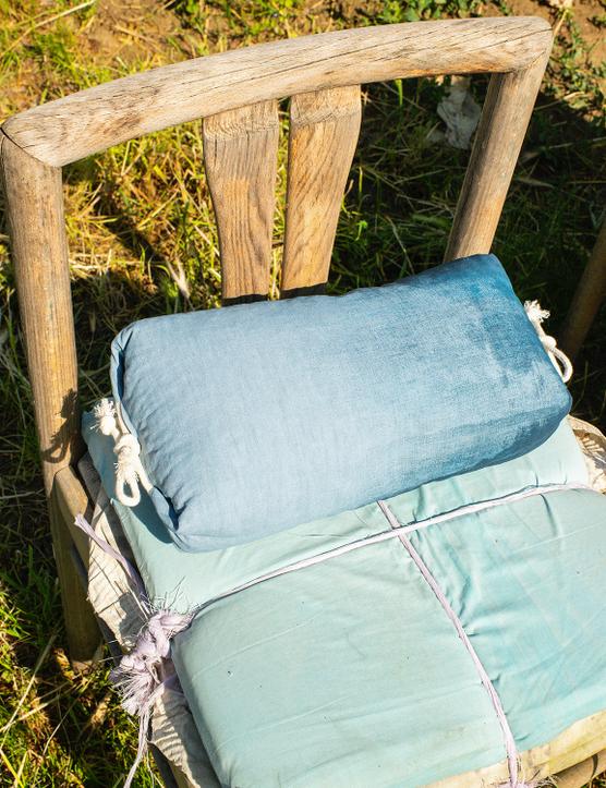 El makura, una especie de cojín alargado de origen japonés, es el aliado ideal para acompañar una práctica meditativa como el yoga.