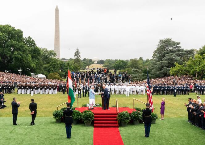 Joe Biden y Narendra Modi se dan la mano durante un protocolo especialmente previsto en la Casa Blanca.  22 de junio de 2023.