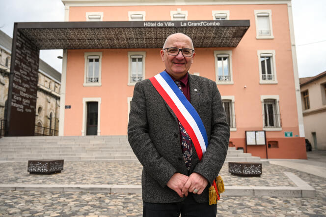 Patrick Malavieille (Partido Comunista Francés), frente al ayuntamiento de La Grand'Combe (Gard), del que fue alcalde desde 2008 hasta enero de 2023, el 13 de febrero de 2020.