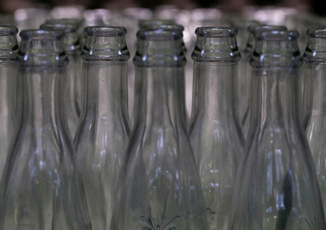 Botellas de vidrio recicladas en una fábrica de Henniez (Suiza), 17 de abril de 2019.