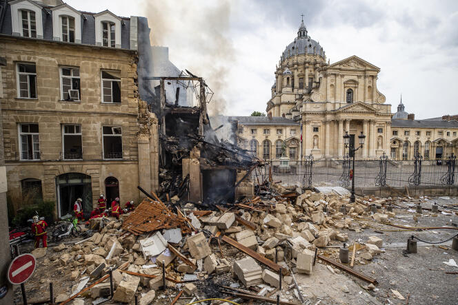 El edificio derrumbado de la Academia Americana de París, una escuela de diseño y moda, frente al cual se amontonan los escombros.