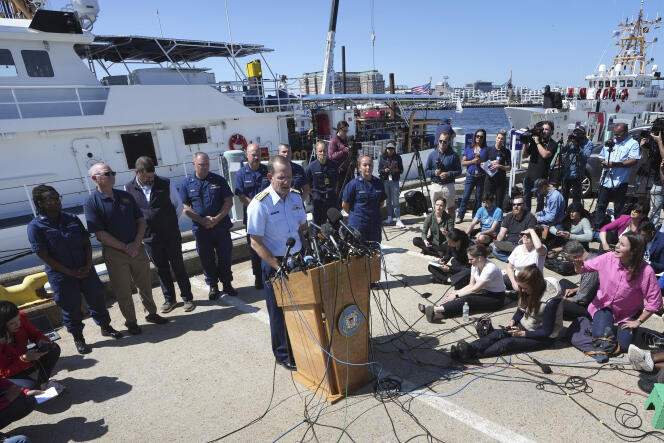 John Mauger, comandante del Primer Distrito de la Guardia Costera de los Estados Unidos, anuncia a los medios el fallecimiento de los pasajeros del submarino 