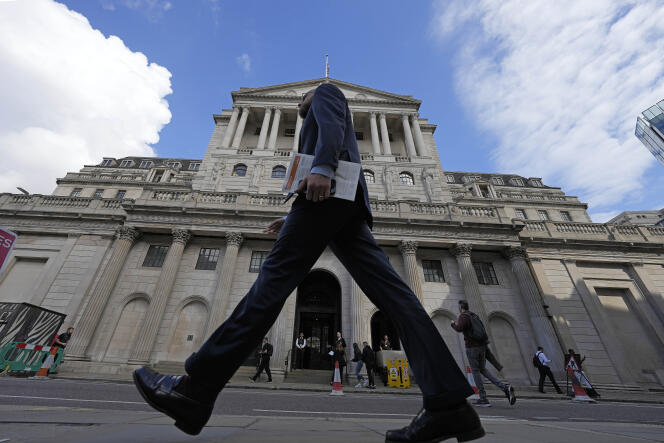Un hombre pasa frente al Banco de Inglaterra en el distrito financiero de Londres el 11 de mayo de 2023. El Banco de Inglaterra volvió a aumentar los costos de los préstamos el jueves 22 de junio de 2023 para hacer frente a la inflación obstinadamente alta.