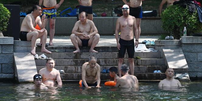 A Pechino, dove giovedì la temperatura ha toccato i 41 gradi Celsius, gli uomini stanno cercando di rilassarsi facendo il bagno nei canali della città.