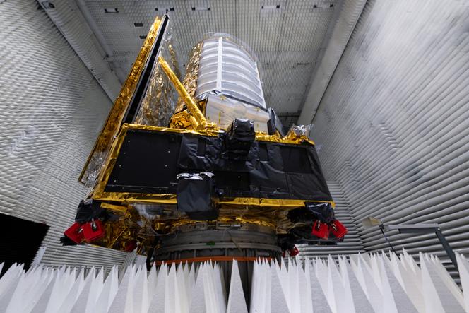 Des tests de compatibilité électromagnétique sont réalisés avant le lancement de la mission Euclid, dans une salle spéciale des installations d’essai de Thales Alenia Space, à Cannes (Alpes-Maritimes), en février 2023.