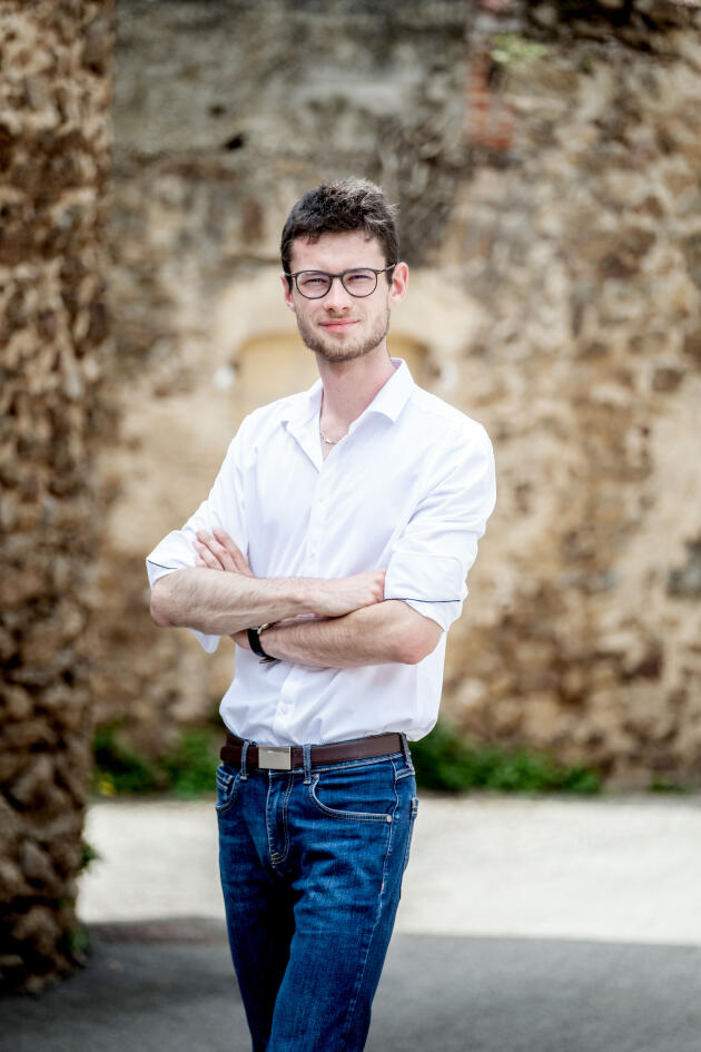 Hugo Biolley, élu maire de Vinzieux (Ardèche) à l’âge de 18 ans en 2020, dans sa commune, le 20 juin 2023.