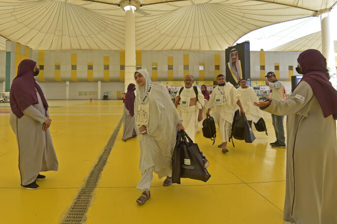 Los peregrinos musulmanes llegan al aeropuerto de Jeddah, Arabia Saudita, antes de la peregrinación anual del Hajj a la ciudad santa de La Meca el 5 de junio de 2022.